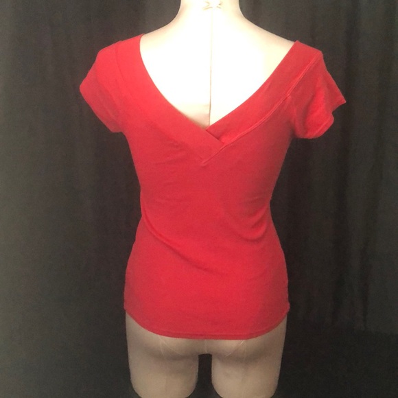 Red gap v shirt - Picture 2 of 4